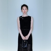 Di tengah proses syuting drama Korea Moving 2, Go Youn Jung turut menunjukkan eksistensinya sebagai brand ambassador Chanel. Ia hadir mengenakan gaun rajutan berwarna hitam dengan heels senada. Fans menyadari ia mengganti model rambutnya semula ponytail, lalu dibuat model updo di show kedua. Foto: Getty Images