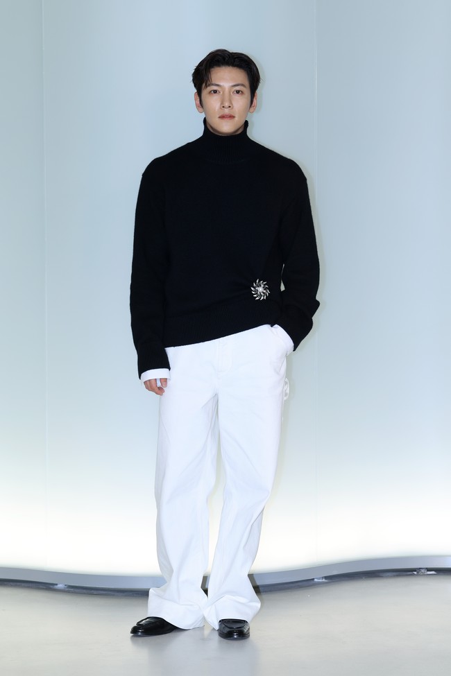Tak ketinggalan, ada Ji Chang Wook yang hadir berbalut chasmere turtleneck berwarna hitam dengan hiasan bros berbentuk bunga. Aksesori itu menambah aksen kerutan pada busananya, dipadukan dengan celana putih. Foto: Getty Images