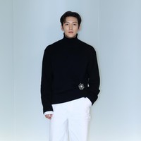 Tak ketinggalan, ada Ji Chang Wook yang hadir berbalut chasmere turtleneck berwarna hitam dengan hiasan bros berbentuk bunga. Aksesori itu menambah aksen kerutan pada busananya, dipadukan dengan celana putih. Foto: Getty Images