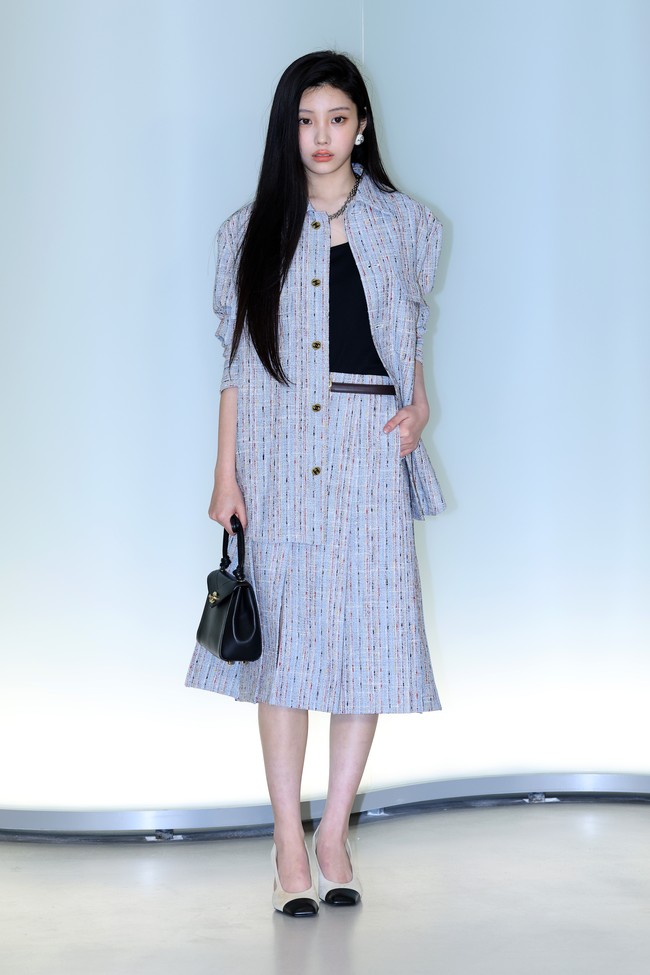 Selain CORTIS, ada Wonhee ILLIT, idol KPop yang memulai debut di show Chanel. Pelantun Magnetic itu terlihat manis dengan set jaket tweed dan rok midi bernuansa biru muda. Rambut hitam panjangnya dibiarkan terurai. Foto: Getty Images