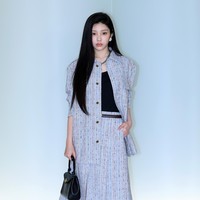 Selain CORTIS, ada Wonhee ILLIT, idol KPop yang memulai debut di show Chanel. Pelantun Magnetic itu terlihat manis dengan set jaket tweed dan rok midi bernuansa biru muda. Rambut hitam panjangnya dibiarkan terurai. Foto: Getty Images