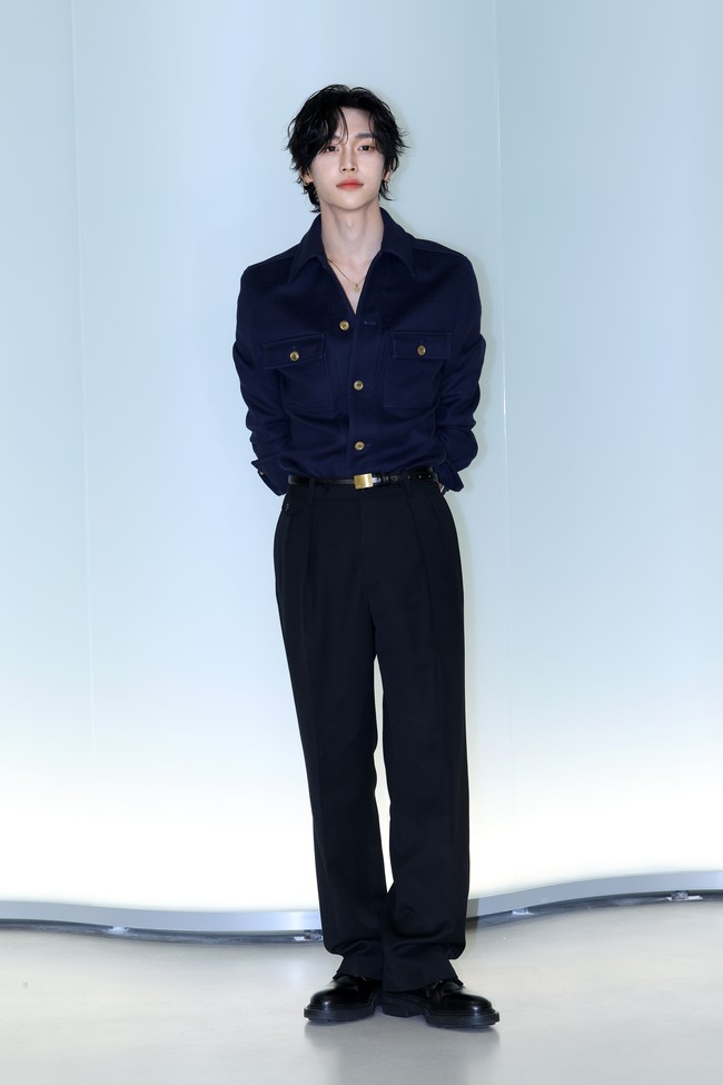 Visual Wonbin RIIZE menjadi magnet di Chanel Metiers d’art 2026 show. Untuk penampilan debutnya di show Chanel, ia mengenakan perpaduan jaket navy, celana hitam, dan sejumlah koleksi perhiasan emas Coco Chanel. Foto: Getty Images