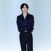 Visual Wonbin RIIZE menjadi magnet di Chanel Metiers d’art 2026 show. Untuk penampilan debutnya di show Chanel, ia mengenakan perpaduan jaket navy, celana hitam, dan sejumlah koleksi perhiasan emas Coco Chanel. Foto: Getty Images