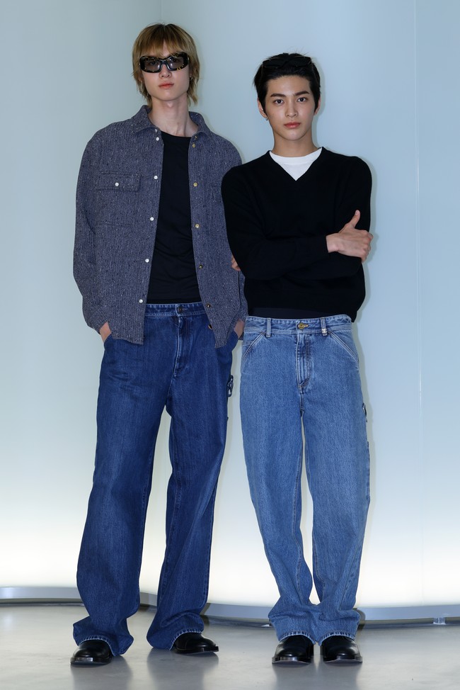Dua personel CORTIS, Martin dan Keonho tampil fresh saat menghadiri show Chanel untuk pertama kalinya. Martin berbalut jaket tweed abu-abu, sementara Keonho mengenakan v-neck sweater. Keduanya kompak memakai kacamata hitam dan bawahan denim jeans. Foto: Getty Images