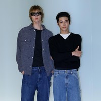 Dua personel CORTIS, Martin dan Keonho tampil fresh saat menghadiri show Chanel untuk pertama kalinya. Martin berbalut jaket tweed abu-abu, sementara Keonho mengenakan v-neck sweater. Keduanya kompak memakai kacamata hitam dan bawahan denim jeans. Foto: Getty Images