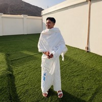 Aiman Ricky tampil sederhana dan tenang saat berada di Tanah Suci. Aktor sekaligus presenter itu mengenakan kain ihram putih polos yang dililit rapi dengan sandal senada sederhana. Penampilannya terlihat bersih dan minimalis, mencerminkan kesyahduan momen ibadah yang dijalani. (Instagram/@aimanrickyy)