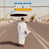Muhammad Alwi Fahry juga menjalani ibadah haji tahun ini dengan penuh khidmat. Ia tampil memakai dua lembar kain ihram putih khas jemaah pria lengkap dengan tas selempang kecil untuk membawa perlengkapan pribadi. Gaya Alwi terlihat sederhana tanpa aksesori berlebihan. Penampilannya justru memancarkan nuansa religius yang hangat selama berada di Arafah. (Foto: Instagram/@alwifachry)