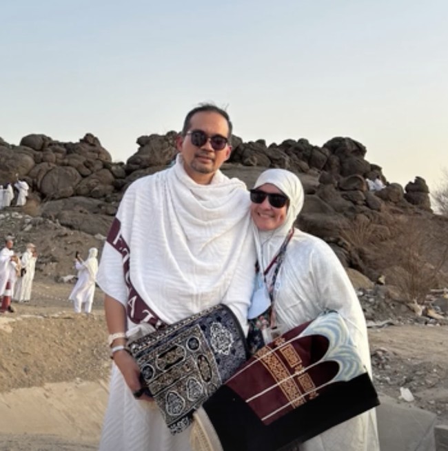 Intan Nuraini tampil lembut dengan busana muslim serba putih saat menjalani ibadah haji. Artis yang kini lebih fokus pada keluarga itu mengenakan gamis longgar berbahan ringan dipadukan hijab putih sederhana. Penampilannya terlihat teduh dan elegan tanpa riasan mencolok. (Foto: Instagram/@intan_nuraini23)