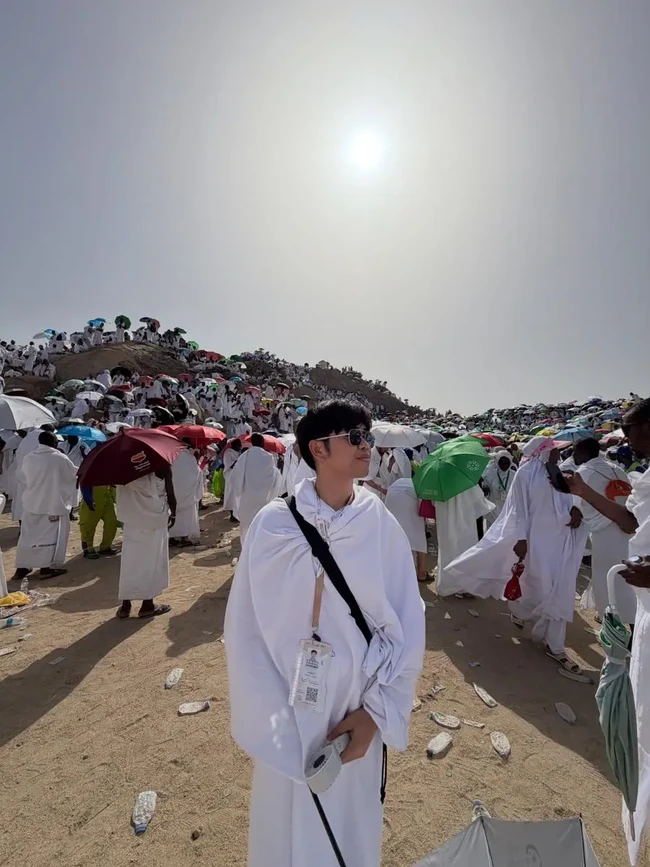 Alwan Rukman tampil simpel mengenakan kain ihram putih dengan gaya praktis khas jemaah pria muda. Ia juga terlihat memakai kacamata hitam dan sandal nyaman untuk menunjang aktivitas selama menjalani ibadah di tengah cuaca panas Arab Saudi. (Foto: Facebook)