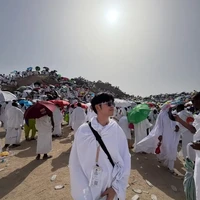 Alwan Rukman tampil simpel mengenakan kain ihram putih dengan gaya praktis khas jemaah pria muda. Ia juga terlihat memakai kacamata hitam dan sandal nyaman untuk menunjang aktivitas selama menjalani ibadah di tengah cuaca panas Arab Saudi. (Foto: Facebook)