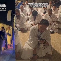 Vokalis Armada, Rizal Adi Pradana, juga menjadi sorotan saat menjalani ibadah haji bersama sang istri. Rizal mengenakan kain ihram putih polos yang dipadukan peci putih saat berada di beberapa lokasi ibadah di luar prosesi inti ihram. (Foto: Instagram/@jejakimani)