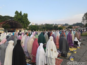 Warga Candisari Semarang Salat Idul Adha di Lapangan Eks Wonderia