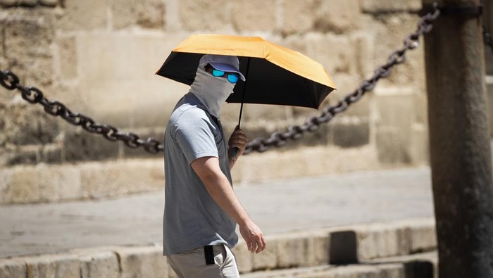 SEVILLE, ANDALUSIA, SPAIN - MAY 27: In the middle of May, tourists walk the streets of Seville looking for shade and water. On 27 May 2026 in Seville, Andalusia (Spain), a strong African anticyclone has sent temperatures soaring in Seville, where highs of 37 °C are expected between Wednesday and Thursday, reaching 40 °C at the weekend and early June. Minimums will not fall below 18-22 °C, leading to tropical nights and a very dry and sultry atmosphere, with possible arrival of calima. (Photo By Maria Jose Lopez/Europa Press via Getty Images)
