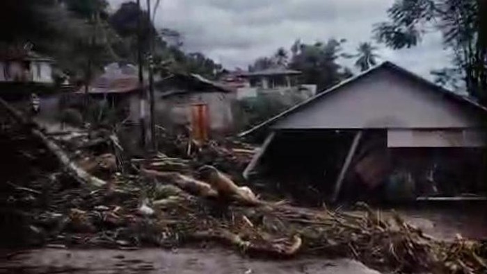 Banjir dan longsor melanda Kabupaten Gorontalo Utara dan Bone Bolango akibat hujan lebat.