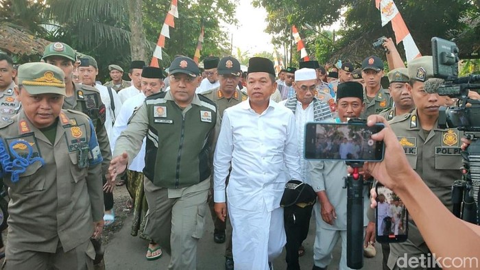 Gubernur Jawa Barat Dedi Mulyadi Salat Idul Adha di Masjid Kampung Banjar Perbatasan Jabar-Jateng