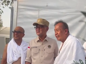 Wukuf 2026 Lancar, Menhaj Sempatkan Diskusi Saat Kunjungi Tenda Timwas DPR