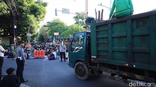 Jemaah salat Idul Adha Masjid Agung Al Ala Gianyar meluber hingga ke jalan, Rabu (27/5/2026).