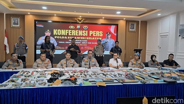 Kapolda Sulsel Irjen Djuhandhani Rahardjo Puro saat konferensi pers di Mapolrestabes Makassar, Selasa (26/5/2026).