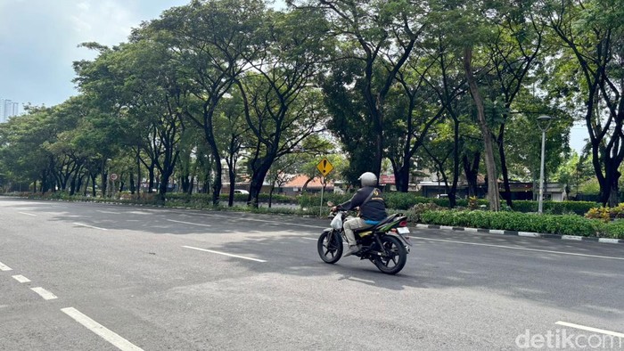 Jalanan di Kota Surabaya lenggang saat Hari Raya Idul Adha Jalanan di Kota Surabaya lenggang saat Hari Raya Idul Adha