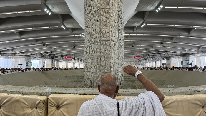 Suasana jamaah haji berjalan menuju Jamarat untuk melempar jumrah aqobah di Mina, Makkah, Arab Saudi, Rabu (27/5/2026). Lempar jumrah aqobah pada 10 Zulhijah merupakan salah satu wajib haji yang dilakukan sebagai simbol pengusiran setan yang pernah d