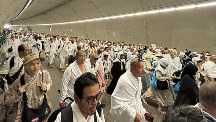 Suasana jamaah haji berjalan menuju Jamarat untuk melempar jumrah aqobah di Mina, Makkah, Arab Saudi, Rabu (27/5/2026). Lempar jumrah aqobah pada 10 Zulhijah merupakan salah satu wajib haji yang dilakukan sebagai simbol pengusiran setan yang pernah dilakukan Nabi Ibrahim AS. ANTARA FOTO/Citro Atmoko/sgd/kye