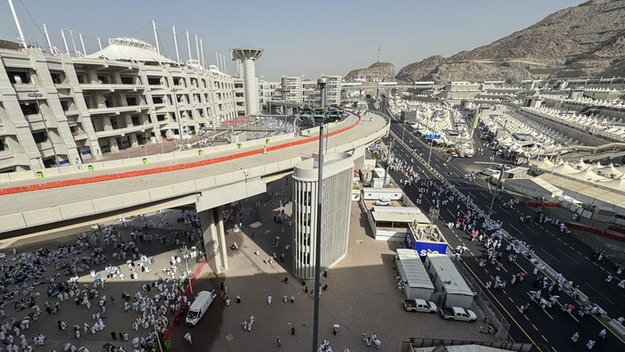 Suasana jamaah haji berjalan menuju Jamarat untuk melempar jumrah aqobah di Mina, Makkah, Arab Saudi, Rabu (27/5/2026). Lempar jumrah aqobah pada 10 Zulhijah merupakan salah satu wajib haji yang dilakukan sebagai simbol pengusiran setan yang pernah dilakukan Nabi Ibrahim AS. ANTARA FOTO/Citro Atmoko/sgd/kye