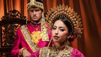 Jennifer Coppen dan Justin Hubner tampak memakai pakaian tradisional Makassar berwarna pink. Aura calon pengantin dari mereka terpancar banget, kan? (Foto: dok Instagram jennifercoppenreal20)