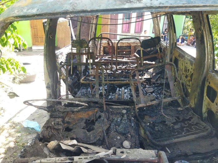 Penampakan garasi dan mobil warga Gluntung Lor, Caturharjo, Pandak, Bantul, yang ludes terbakar, Rabu (27/5/2026).