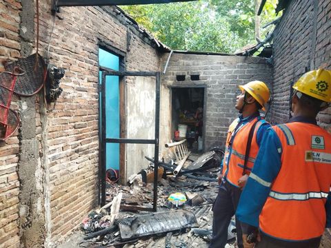 Kebakaran di Bantul Penampakan garasi dan mobil warga Gluntung Lor, Caturharjo, Pandak, Bantul, yang ludes terbakar, Rabu (27/5/2026).