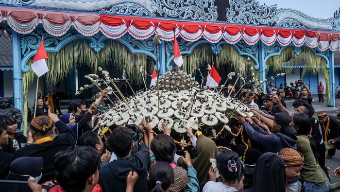 Warga berebut gunungan saat Tradisi Grebeg Besar di Kerato. Kasunanan Solo, Jawa Tengah, Rabu (27/5/2026). Keraton Kasunanan Solo mengarak dua gunungan jaler dan estri atau laki-laki dan perempuan pada perayaan Grebeg Besar yang dilaksanakan setiap tahun untuk memperingati Idul Adha 1447 H. ANTARA FOTO/Mohammad Ayudha/nym.