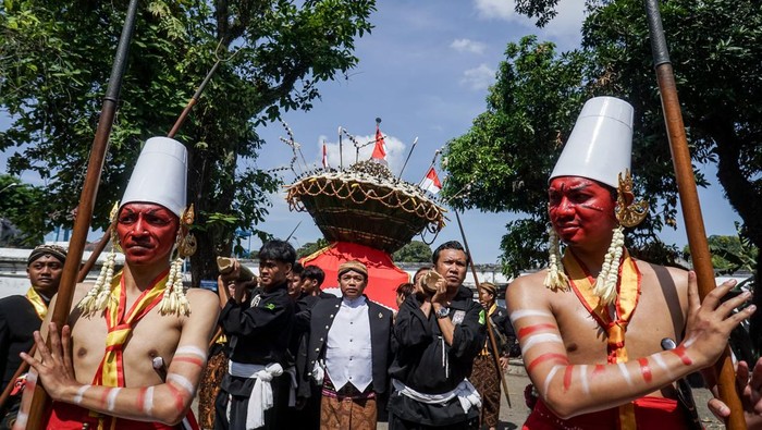 Warga berebut gunungan saat Tradisi Grebeg Besar di Kerato. Kasunanan Solo, Jawa Tengah, Rabu (27/5/2026). Keraton Kasunanan Solo mengarak dua gunungan jaler dan estri atau laki-laki dan perempuan pada perayaan Grebeg Besar yang dilaksanakan setiap tahun untuk memperingati Idul Adha 1447 H. ANTARA FOTO/Mohammad Ayudha/nym.