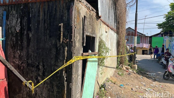 Lokasi siswi SD di Makassar ditemukan tewas tanpa busana dipasangi garis polisi. Sahrul Alim/detiksulsel