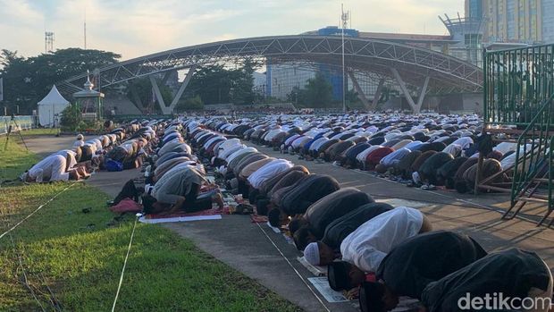 Makassar Warga Makassar memadati Lapangan Karebosi untuk salat Idul Adha 1447 H.