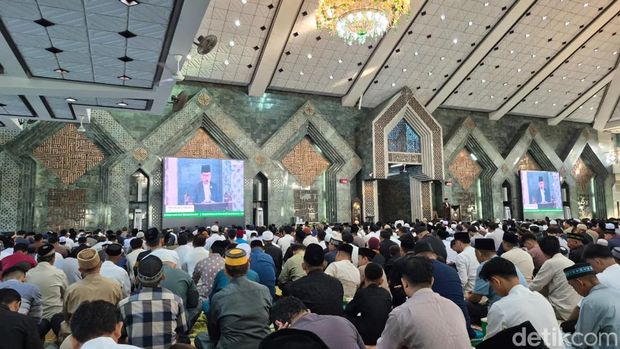 Masjid Al Markaz Al Islami Warga memadati Masjid Al Markaz Al Islami di Kota Makassar, Sulawesi Selatan (Sulsel) untuk melaksanakan salat Idul Adha 1447 Hijriyah/2026 Masehi.