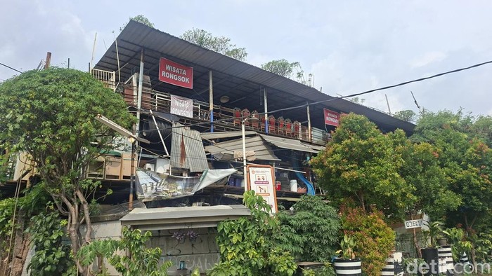 Di tengah hiruk pikuk Kota Depok, terdapat sebuah tempat unik yang menjadi surga bagi para pemburu barang vintage dan kolektor barang antik. Tempat tersebut dikenal dengan nama Wisata Rongsok atau Mall Rongsok, sebuah pusat barang bekas yang menawarkan pengalaman berbeda dari pusat perbelanjaan modern.