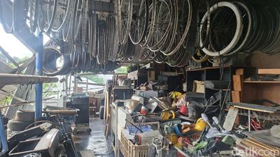 Menjelajah Lorong Barang Jadul di Mall Rongsok Depok