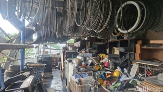 Menjelajah Lorong Barang Jadul di Mall Rongsok Depok
