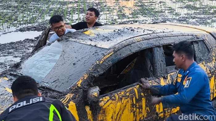 Mobil Agya dievakuasi di Desa Delanggu, Kecamatan Delanggu, Klaten, Rabu (27/5/2026).