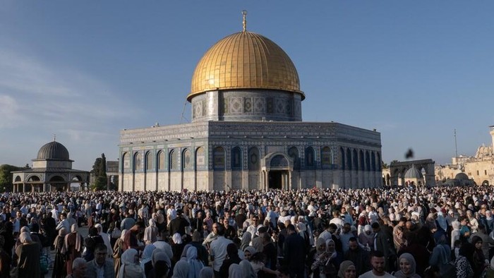 Halaman di sekitar Masjid Al-Aqsa, Yerusalem, yang diduduki Israel pada hari pertama dari liburan Idul Adha 2026 selama empat hari. Halaman Masjid Al-Aqsa dipenuhi oleh jemaah yang melaksanakan salat Id.