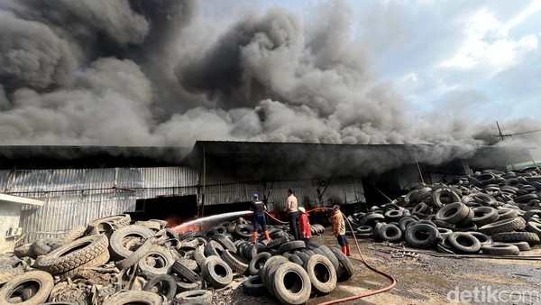 Kebakaran Hebat Melanda Pabrik Daur Ulang Ban di Mojokerto