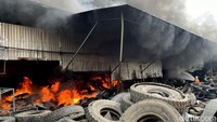 Kebakaran yang terjadi sekitar pukul 13.45 WIB ini mengakibatkan kepulan asap hitam membumbung tinggi. Sehingga nampak dari kejauhan. Sedangkan di dalam pabrik, api berkobar sangat besar.
