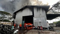 Sedikitnya 4 truk pemadam kebakaran (PMK) dikerahkan ke lokasi untuk menjinakkan si jago merah.