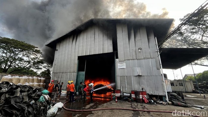 Pabrik daur ban ulang di Mojokerto terbakar