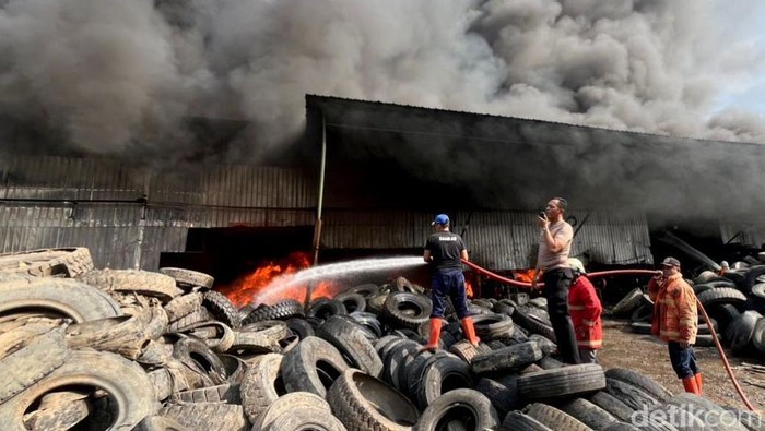 Pabrik daur ban ulang di Mojokerto terbakar