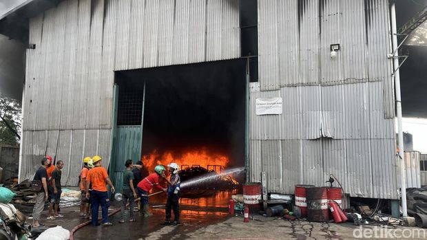 Pabrik daur ulang ban bekas CV Indah Sentosa Ban di Jalan Bypass Mojokerto terbakar hebat Pabrik daur ulang ban bekas CV Indah Sentosa Ban di Jalan Bypass Mojokerto terbakar hebat