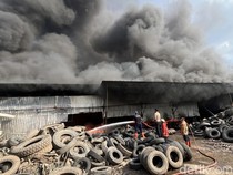 Pabrik Daur Ulang Ban di Mojokerto Terbakar, Asap Hitam Membumbung Tinggi