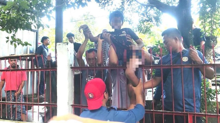 Paha bocah SD di Bone tertancap besi pagar saat bermain.