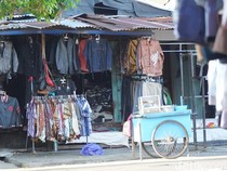 Curhat Pedagang Thrift Gembong Surabaya: Dulu Digusur, Kini Sepi Pembeli