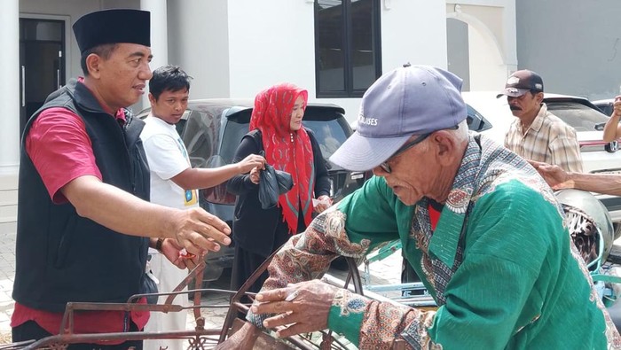Pembagian daging kurban di DPC PDIP Bangkalan