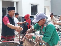 Semringahnya Tukang Becak di Bangkalan Dapat Daging Kurban dari PDIP